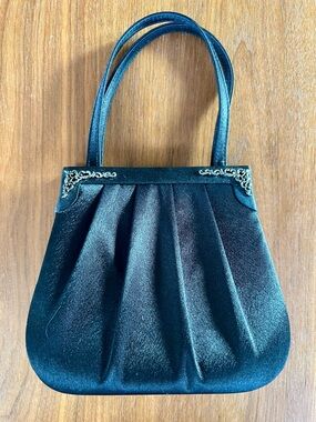 Vintage-Inspired Black Velvet Shoulder Bag with Decorative Corners